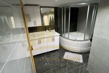 Сдаётся в аренду просторная 4-комнатная квартира всего в 50 метрах от известного пляжа Клеопатра 5